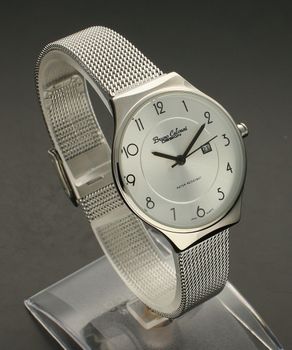 Zegarek damski na biżuteryjnej bransolecie Bruno Calvani BC3125 SILVER SILVER. Tarcza zegarka okrągła w kolorze srebrnym z wyraźnymi cyframi czaryi, wskazówki w kolorze czarnym. Dodatkowym atutem zegarka jest wyraźne logo (1 (3).jpg